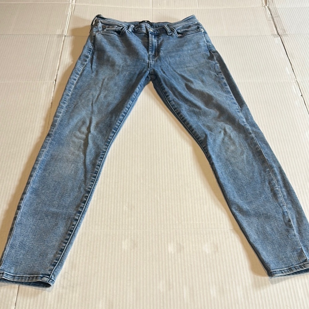7FAM the Ankle Skinny blue jeans faded look w multiple pockets stretchy fabric